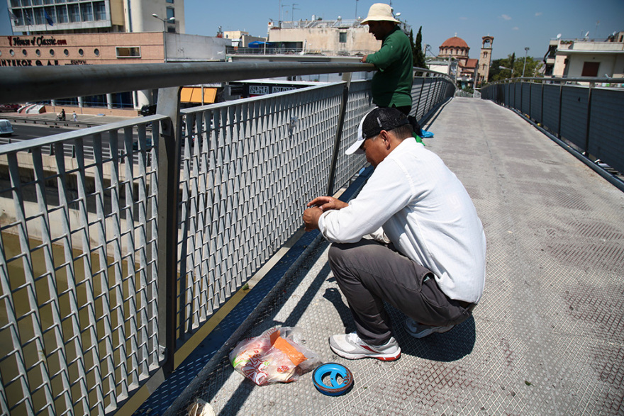Κηφισός: Ψαρεύουν κέφαλους στο ύψος του Ρέντη - Δείτε φωτογραφίες