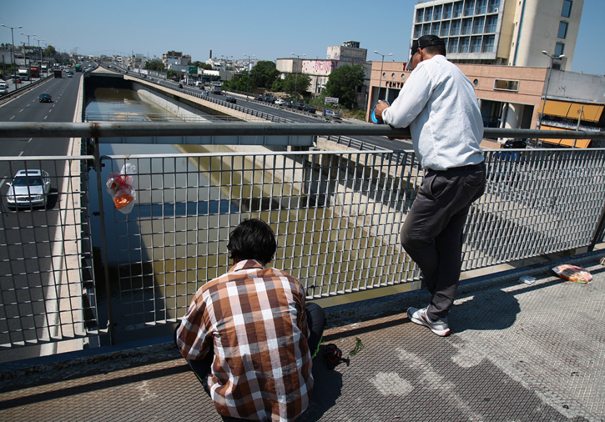 Κηφισός: Ψαρεύουν κέφαλους στο ύψος του Ρέντη - Δείτε φωτογραφίες