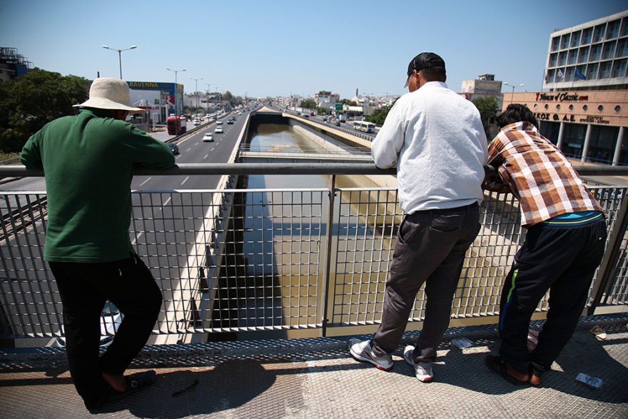 Κηφισός: Ψαρεύουν κέφαλους στο ύψος του Ρέντη - Δείτε φωτογραφίες