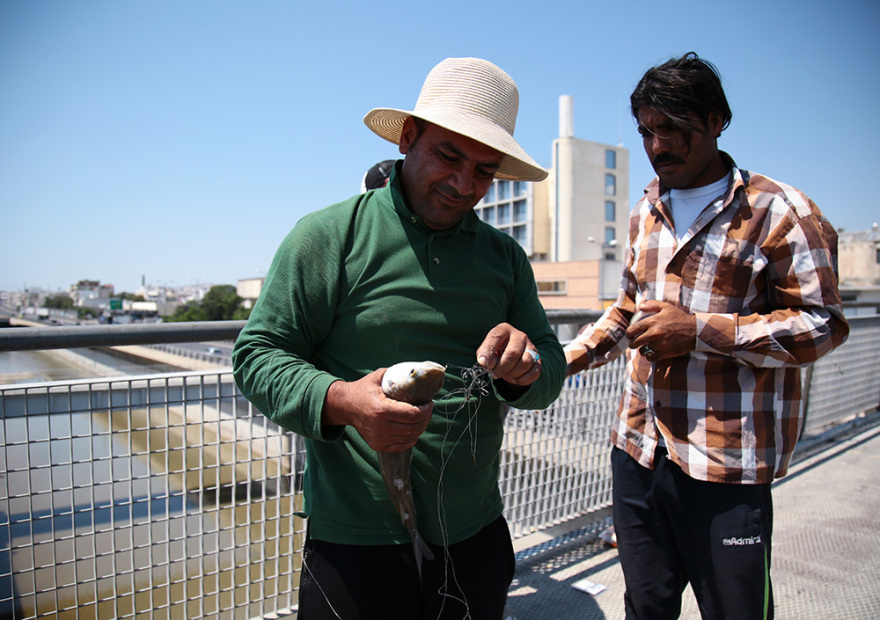 Κηφισός: Ψαρεύουν κέφαλους στο ύψος του Ρέντη - Δείτε φωτογραφίες
