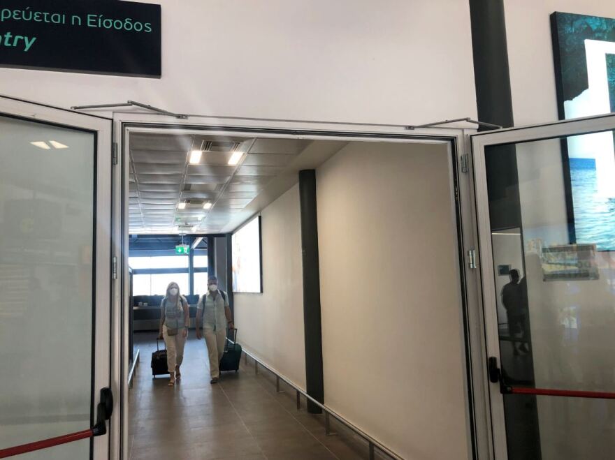 Τουρισμός: Με μουσικές, λύρες και δώρα υποδέχτηκαν οι νησιώτες τους τουρίστες