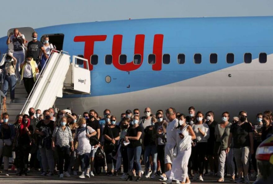 Τουρισμός: Με μουσικές, λύρες και δώρα υποδέχτηκαν οι νησιώτες τους τουρίστες