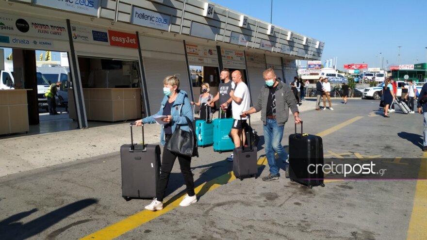 Τουρισμός: Με μουσικές, λύρες και δώρα υποδέχτηκαν οι νησιώτες τους τουρίστες