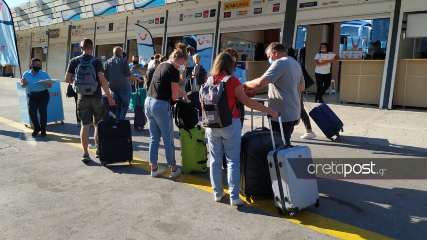 Τουρισμός: Με μουσικές, λύρες και δώρα υποδέχτηκαν οι νησιώτες τους τουρίστες