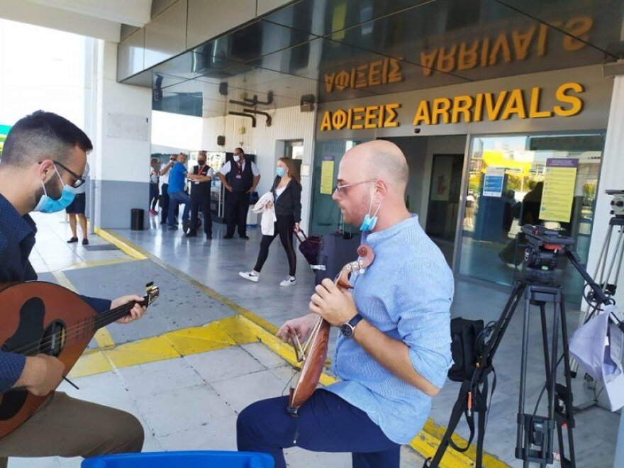 Τουρισμός: Με μουσικές, λύρες και δώρα υποδέχτηκαν οι νησιώτες τους τουρίστες