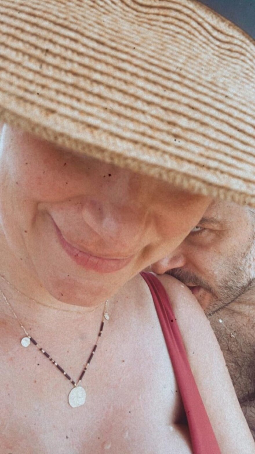 Αλέξανδρος Μπουρδούμης & Λένα Δροσάκη: Τη φωτογραφίζει έγκυο με μπικίνι – Του δανείζει το ψάθινο καπέλο της για τον ήλιο