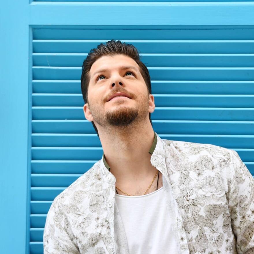 «Πάμε απ' την αρχή»: Άρωμα νησιωτικής Ελλάδας στο νέο τραγούδι του Λούκα Γιώρκα