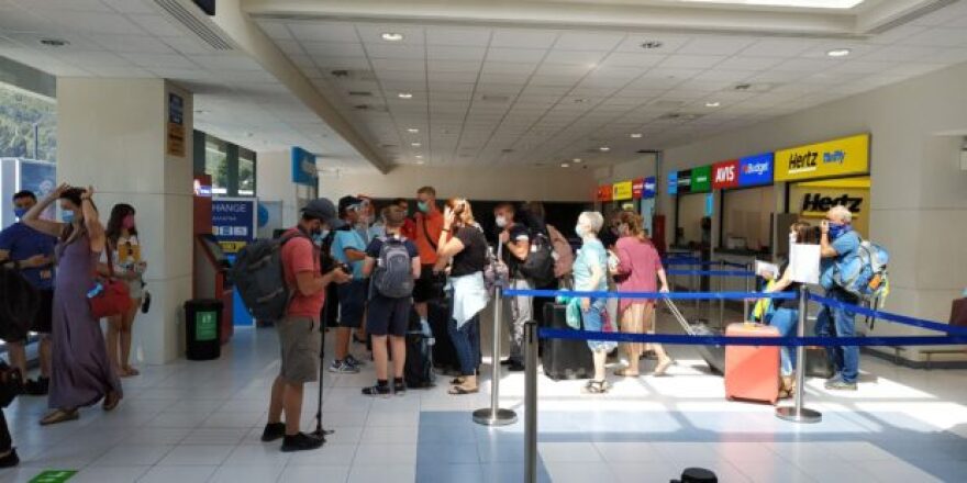 Τουρισμός: Με μουσικές, λύρες και δώρα υποδέχτηκαν οι νησιώτες τους τουρίστες