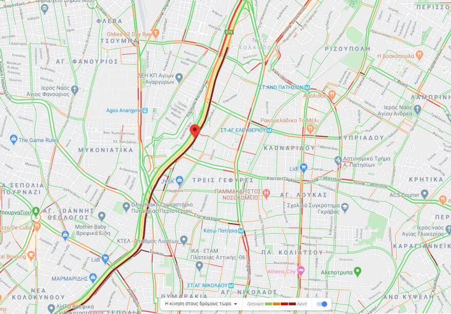 Φωτιά σε σχολικό στην Εθνική Οδό - Μποτιλιάρισμα στον δρόμο