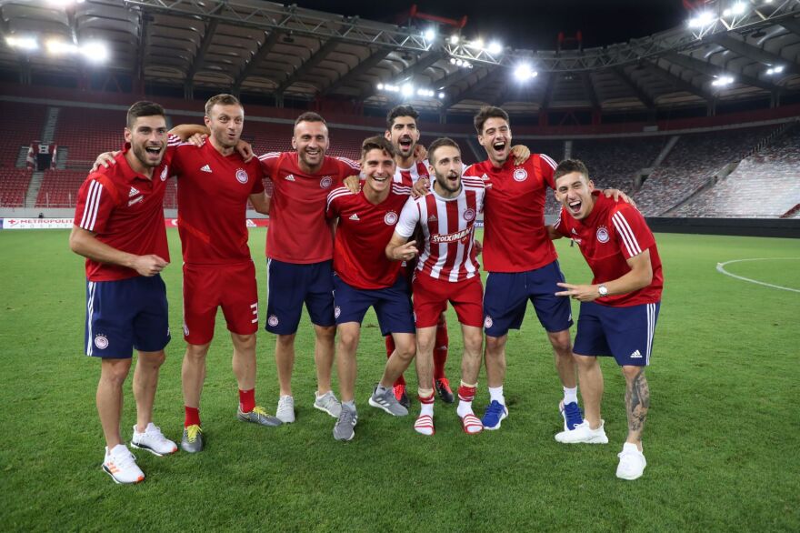 Οι πανηγυρισμοί του Ολυμπιακού για το πρωτάθλημα - Οι παίκτες «μπουγέλωσαν» τον Μαρτίνς!