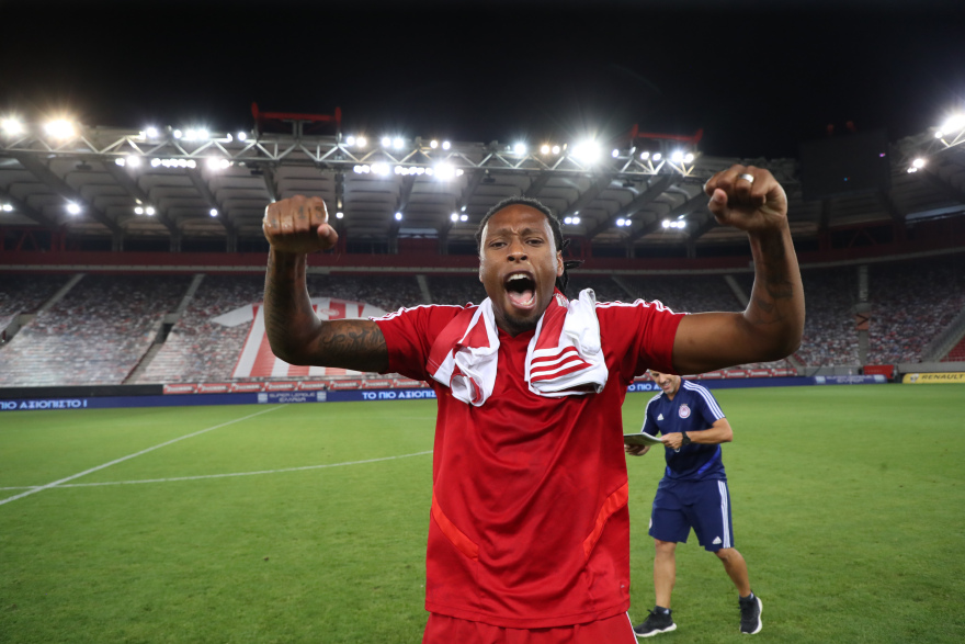 Οι πανηγυρισμοί του Ολυμπιακού για το πρωτάθλημα - Οι παίκτες «μπουγέλωσαν» τον Μαρτίνς!