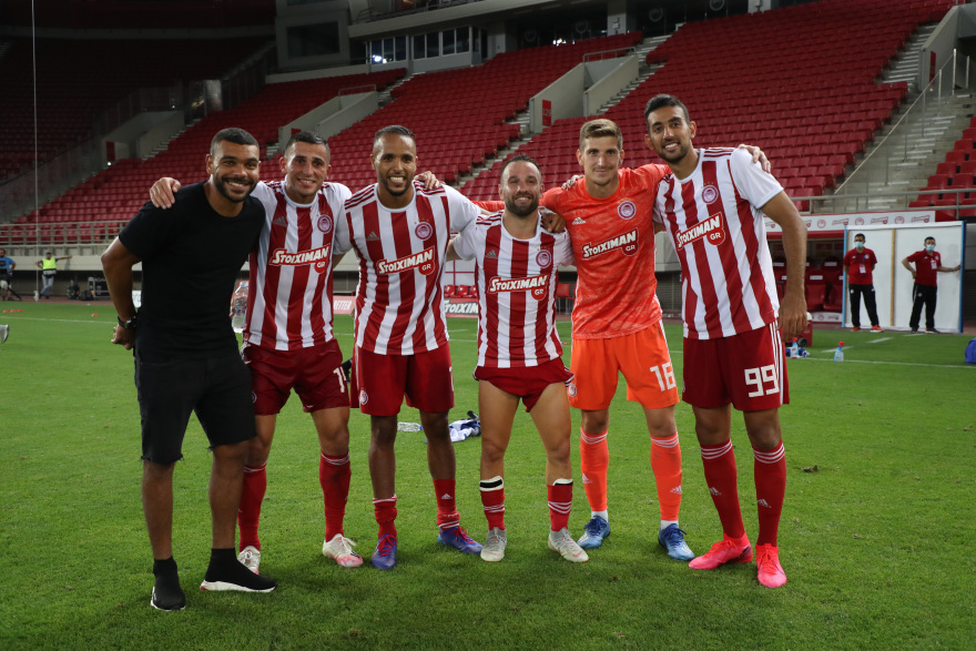 Οι πανηγυρισμοί του Ολυμπιακού για το πρωτάθλημα - Οι παίκτες «μπουγέλωσαν» τον Μαρτίνς!