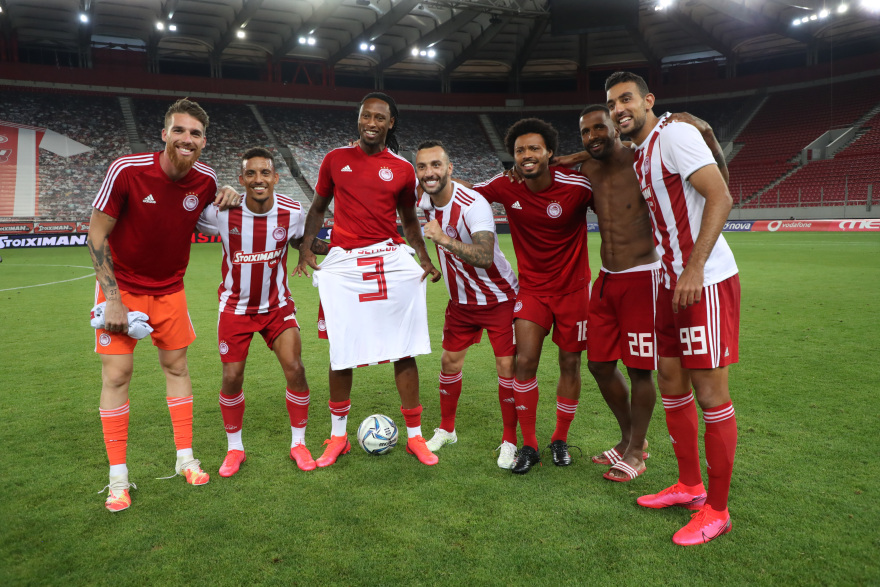 Οι πανηγυρισμοί του Ολυμπιακού για το πρωτάθλημα - Οι παίκτες «μπουγέλωσαν» τον Μαρτίνς!