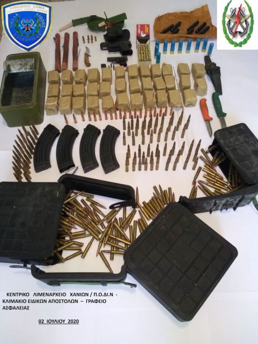 Χανιά: Το Λιμενικό κατέσχεσε χιλιάδες σφαίρες, λαθραίο καπνό και... συναγρίδες σε φουσκωτό σκάφος 