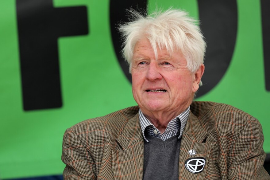 Στην Ελλάδα ο πατέρας του Μπόρις Τζόνσον παρά την απαγόρευση απευθείας πτήσεων 