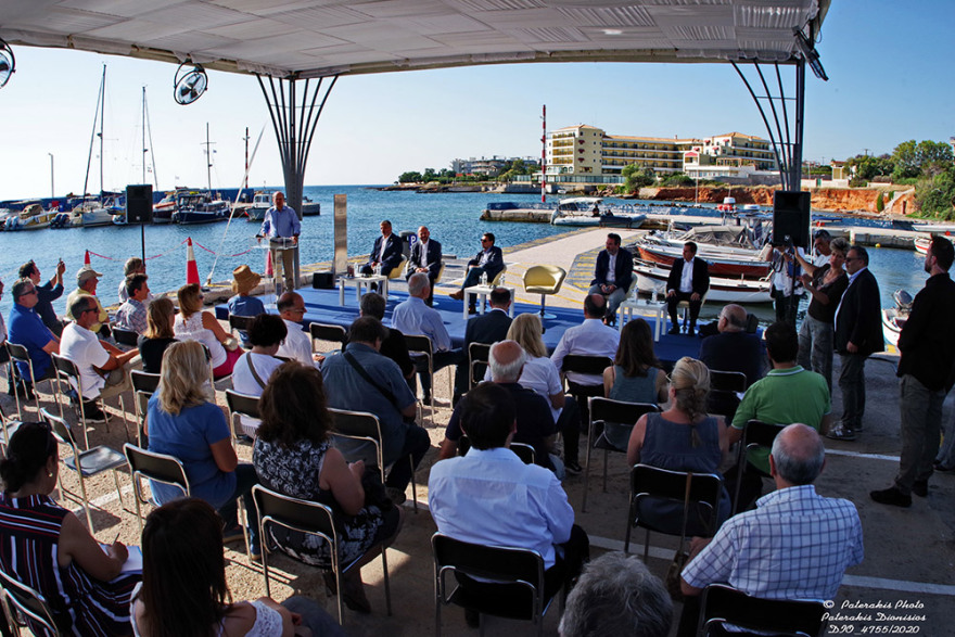 Χατζηδάκης σε πυρόπληκτους στο Μάτι: Πρέπει να βάλουμε μια τάξη, βοηθήστε μας