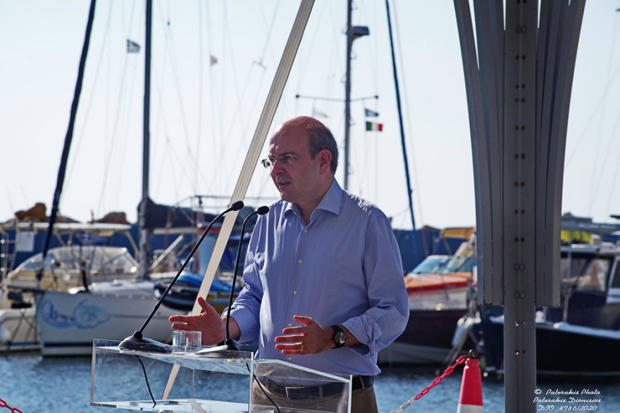 Χατζηδάκης σε πυρόπληκτους στο Μάτι: Πρέπει να βάλουμε μια τάξη, βοηθήστε μας