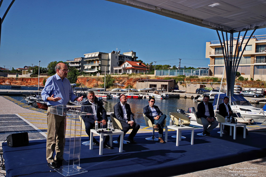 Χατζηδάκης σε πυρόπληκτους στο Μάτι: Πρέπει να βάλουμε μια τάξη, βοηθήστε μας