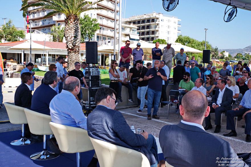 Χατζηδάκης σε πυρόπληκτους στο Μάτι: Πρέπει να βάλουμε μια τάξη, βοηθήστε μας