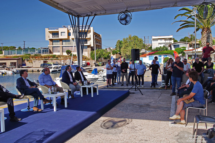 Χατζηδάκης σε πυρόπληκτους στο Μάτι: Πρέπει να βάλουμε μια τάξη, βοηθήστε μας