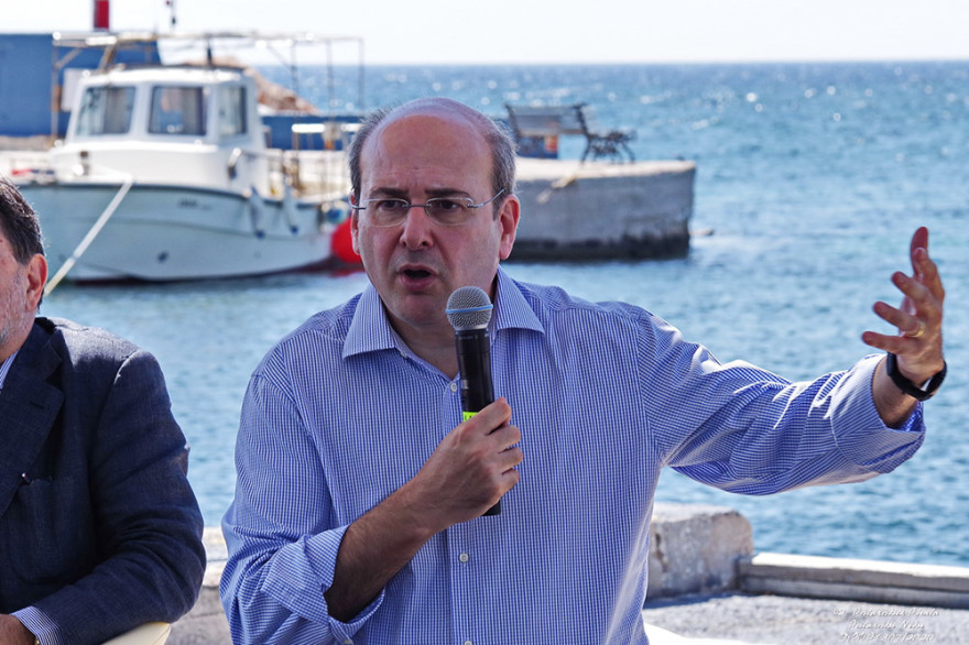 Χατζηδάκης σε πυρόπληκτους στο Μάτι: Πρέπει να βάλουμε μια τάξη, βοηθήστε μας