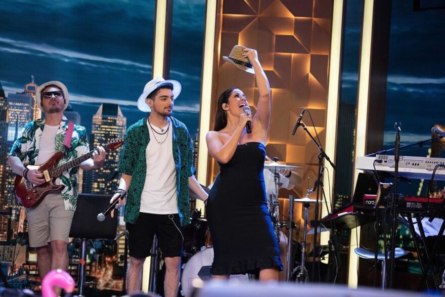 Αυλαία με drive in πάρτι για τον Γρηγόρη Αρναούτογλου 