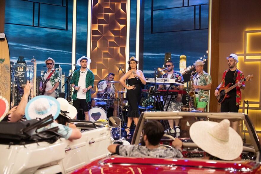 Αυλαία με drive in πάρτι για τον Γρηγόρη Αρναούτογλου 