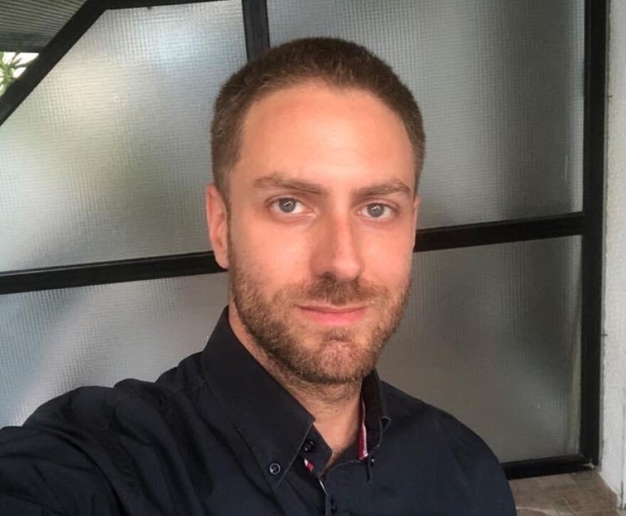 Τζέισον Αντιγόνη: Ζητά από τον πρωθυπουργό να κατοχυρώσει τον γκέι γάμο