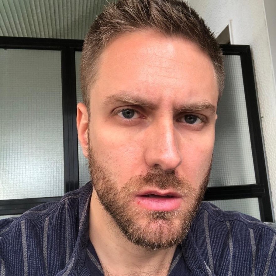 Τζέισον Αντιγόνη: Ζητά από τον πρωθυπουργό να κατοχυρώσει τον γκέι γάμο