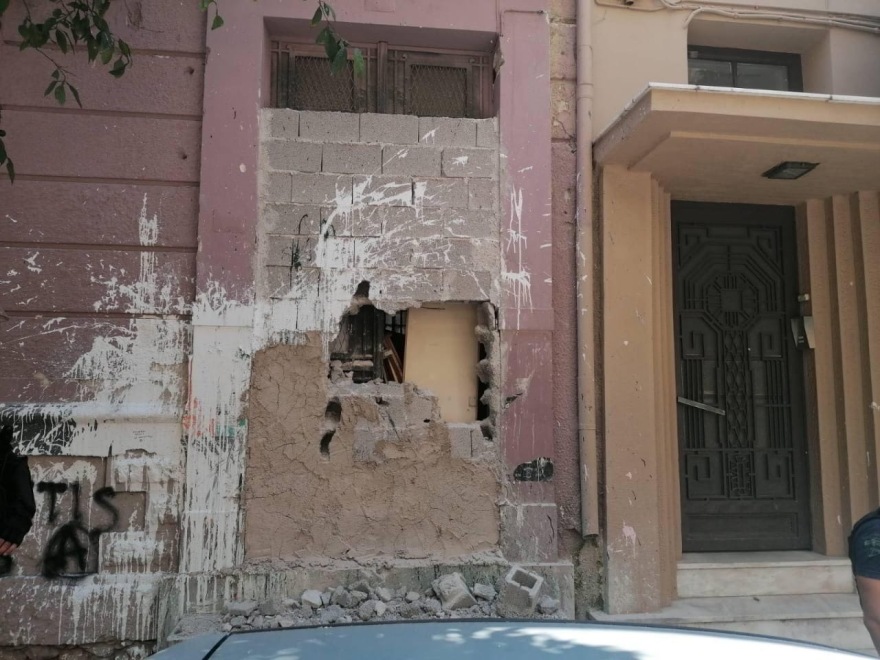 Κουκάκι: Άγνωστοι έσπασαν τσιμεντόλιθους σε κτίρια που εκκενώθηκαν - Δείτε φωτογραφίες