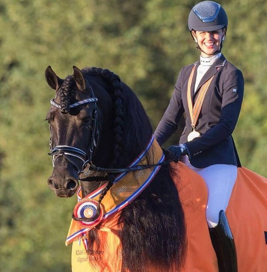 Νταν Μπράουν: Αυτή είναι η Ολλανδή εκπαιδεύτρια αλόγων που τον ξετρέλανε 