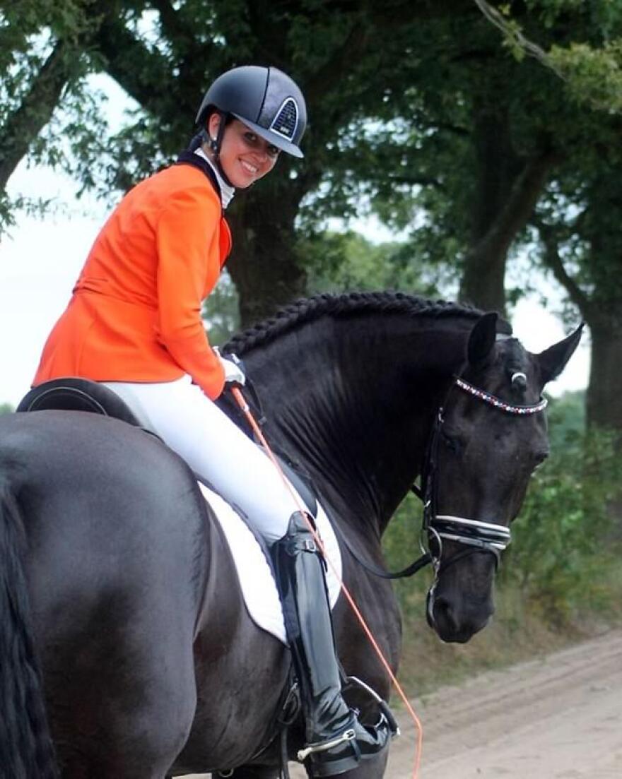 Νταν Μπράουν: Αυτή είναι η Ολλανδή εκπαιδεύτρια αλόγων που τον ξετρέλανε 