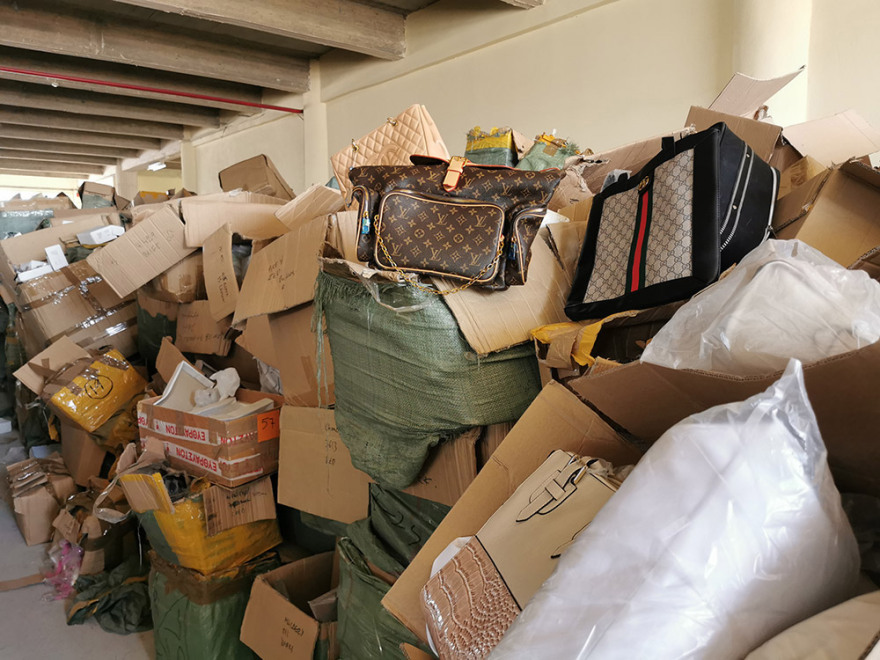 Στην αποθήκη του ΣΔΟΕ τόνοι από «μαϊμούδες» Rolex και Louis Vuitton 