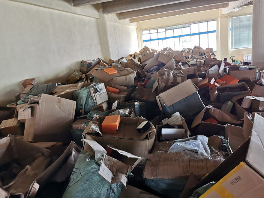 Στην αποθήκη του ΣΔΟΕ τόνοι από «μαϊμούδες» Rolex και Louis Vuitton 