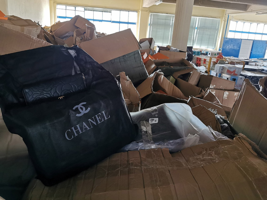 Στην αποθήκη του ΣΔΟΕ τόνοι από «μαϊμούδες» Rolex και Louis Vuitton 