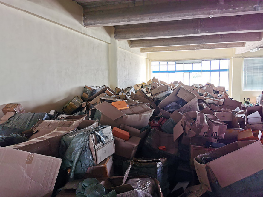 Στην αποθήκη του ΣΔΟΕ τόνοι από «μαϊμούδες» Rolex και Louis Vuitton 