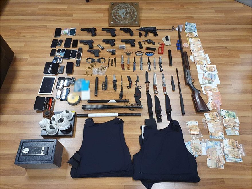 Kύκλωμα εκβιαστών: Τα όπλα, οι ξυλοδαρμοί, το «κουφέτο», το «γλυκάκι» και η «βρώμα»