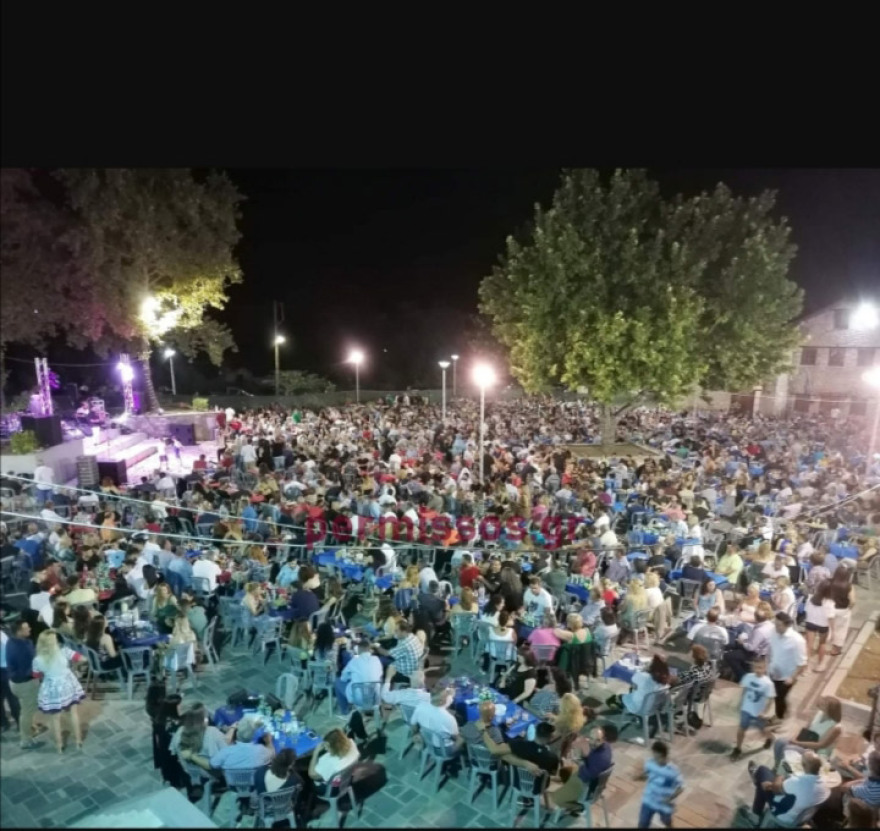 Απίστευτες εικόνες συνωστισμού παρουσία βουλευτών σε γλέντι στην Αλίαρτο