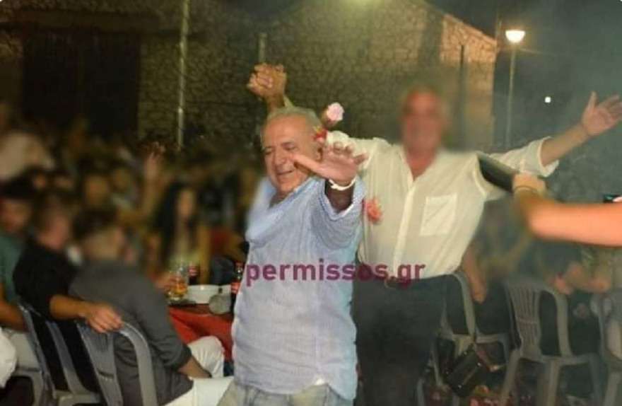 Απίστευτες εικόνες συνωστισμού παρουσία βουλευτών σε γλέντι στην Αλίαρτο