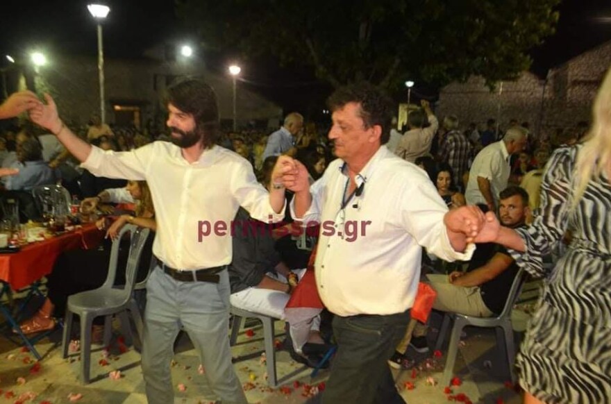 Απίστευτες εικόνες συνωστισμού παρουσία βουλευτών σε γλέντι στην Αλίαρτο