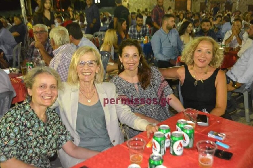 Απίστευτες εικόνες συνωστισμού παρουσία βουλευτών σε γλέντι στην Αλίαρτο