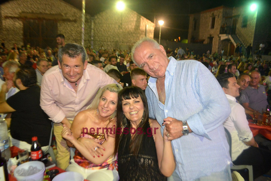 Απίστευτες εικόνες συνωστισμού παρουσία βουλευτών σε γλέντι στην Αλίαρτο