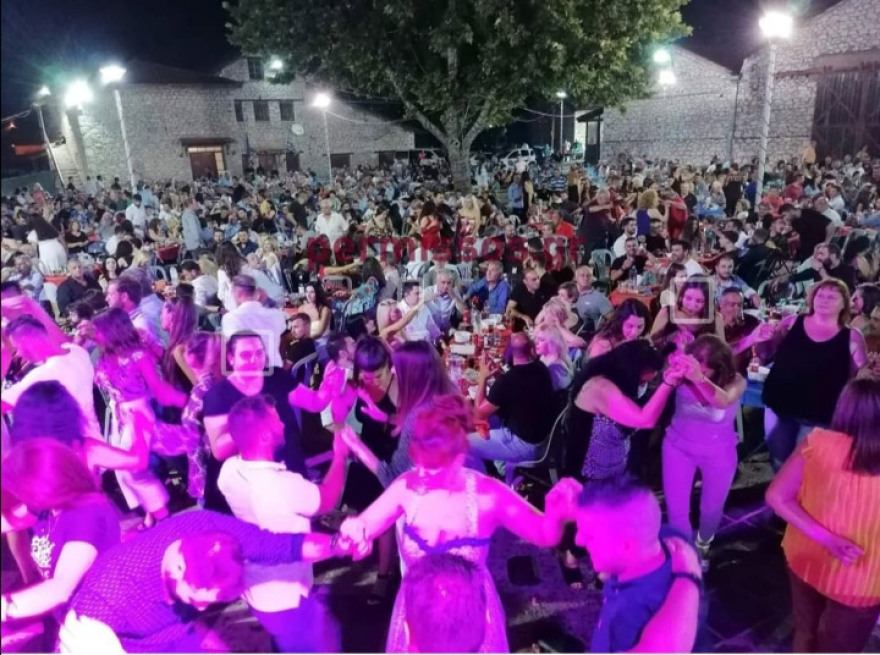 Απίστευτες εικόνες συνωστισμού παρουσία βουλευτών σε γλέντι στην Αλίαρτο