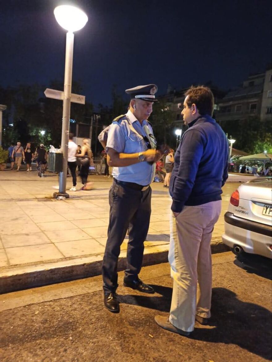 Μεταφέρουν πρόσφυγες και μετανάστες από την πλατεία Βικτωρίας