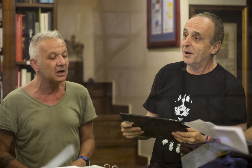 Θάνος Μικρούτσικος: Μια πρόβα στο σπίτι του χωρίς εκείνον