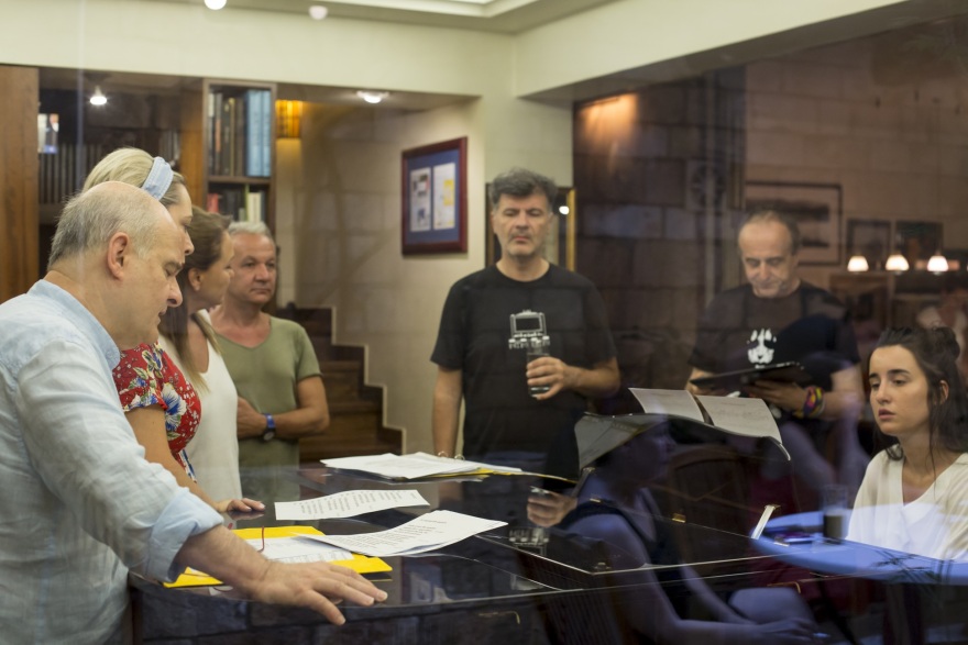 Θάνος Μικρούτσικος: Μια πρόβα στο σπίτι του χωρίς εκείνον