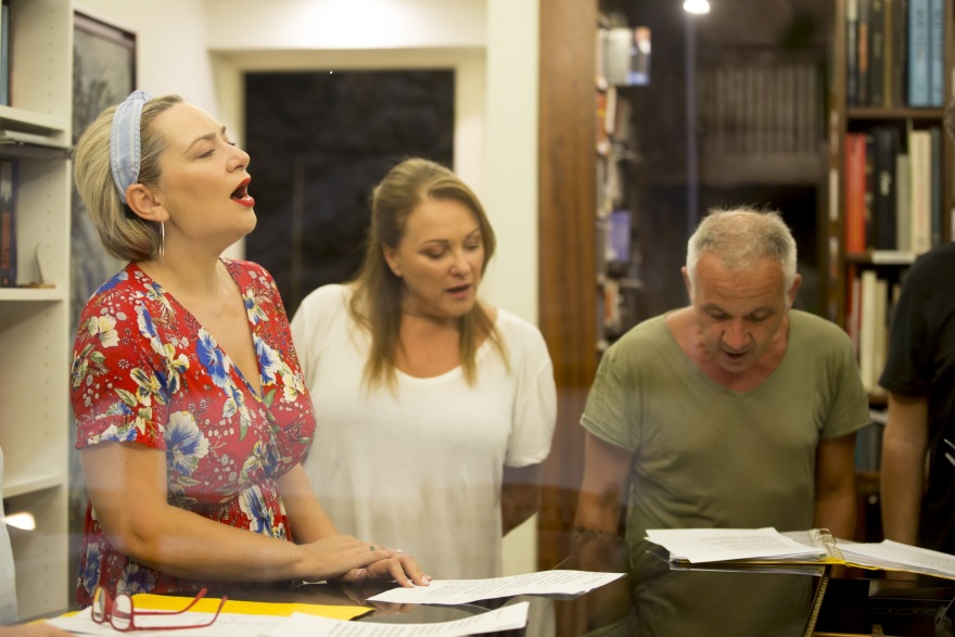 Θάνος Μικρούτσικος: Μια πρόβα στο σπίτι του χωρίς εκείνον