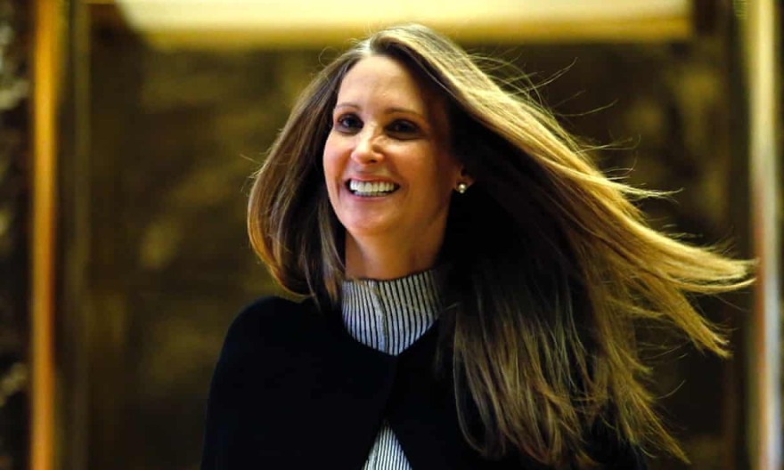 Ντόναλντ Τραμπ: Συνεργάτιδα της Μελάνια ετοιμάζει βιβλίο για τον πιο χαοτικό Λευκό Οίκο της ιστορίας