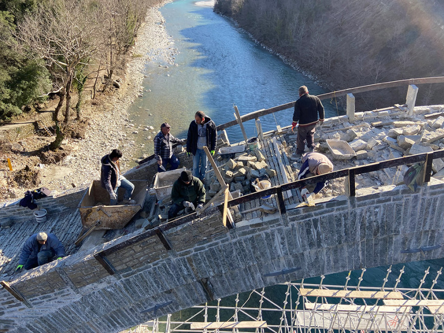 Γέφυρα Πλάκας: 'Ορθια ξανά 