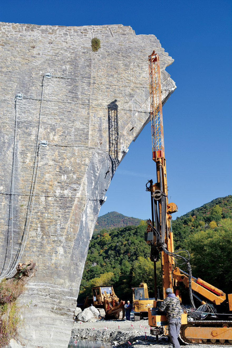 Γέφυρα Πλάκας: 'Ορθια ξανά 